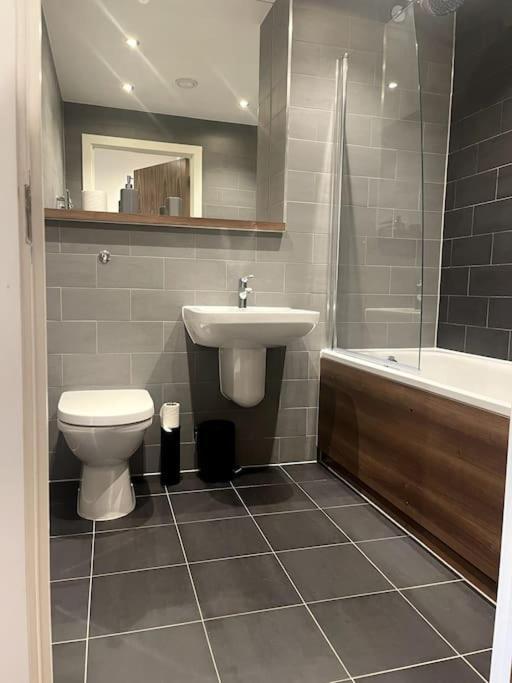 Lovely 2-Bedroom Condo With Balcony Manchester Ngoại thất bức ảnh
